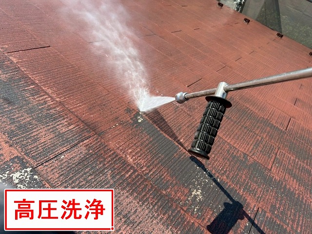 南アルプス市で屋根に高圧洗浄を行う様子
