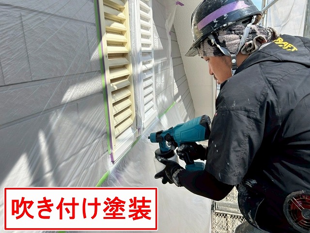 南アルプス市で黄ばみの目立つヤギリ（通気口・ガラリ・ルーバー）に吹き付け塗装を行う様子