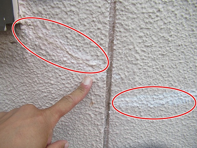 笛吹市でモルタル外壁に発生した横向きのクラックの補修跡