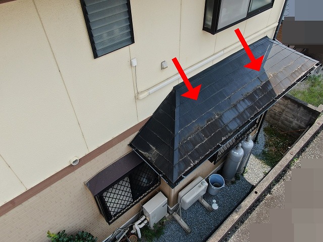 笛吹市でコロニアル屋根（下屋根）の調査時に塗膜劣化・苔が繁殖している様子