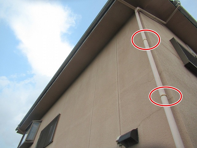 笛吹市で雨樋の金具が錆びている様子