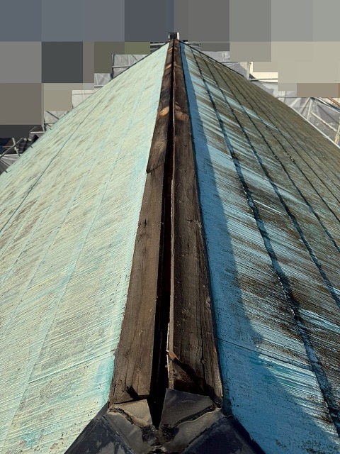 笛吹市で板金交換工事で棟板金・貫板を撤去する様子