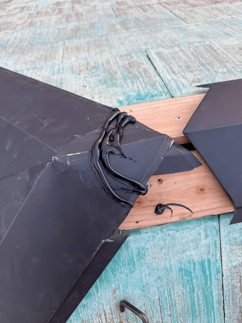 笛吹市で板金交換を行う様子（板金をシーリング・コーキングで密着）