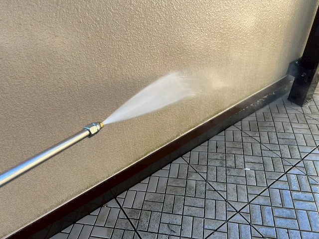 西八代郡市川三郷町で外壁塗装前に高圧洗浄を行う様子