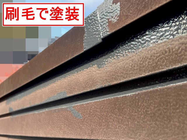 西八代郡市川三郷町で色あせた窯業系の破風を刷毛で塗装する様子