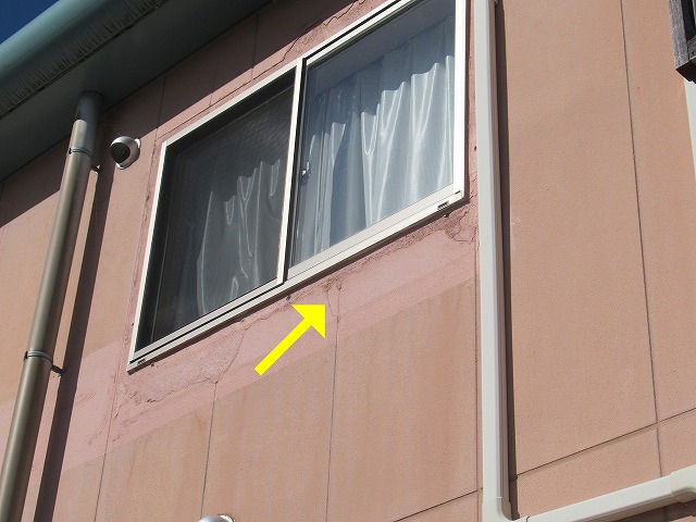 南都留郡富士河口湖町で観光ホテルのALC外壁にひび割れ・亀裂・クラックがある様子