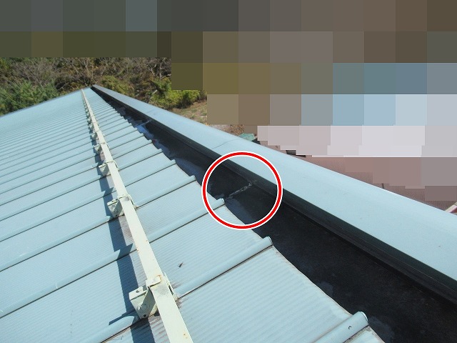 南都留郡富士河口湖町でガルバリウム鋼板屋根にある箱樋の継ぎ目シーリングが劣化している様子