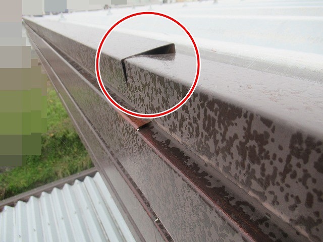 西八代郡市川三郷町で折板屋根の笠木が浮いている様子