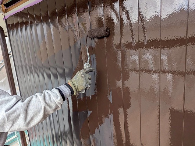 西八代郡市川三郷町で雨戸戸袋の塗装を行う様子（ファインSiで中塗り）