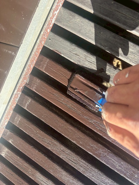 西八代郡市川三郷町でウッドデッキ塗装を行う様子（ケレン作業・下塗り・仕上げ塗装）