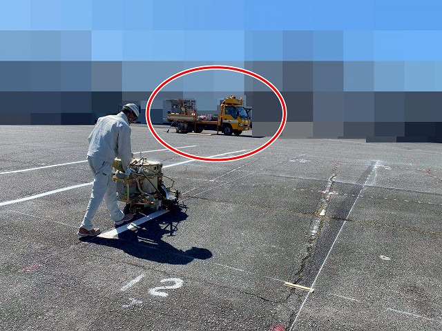 甲府市で駐車場（アスファルト）のハードライン引き工事（アトムライン使用）