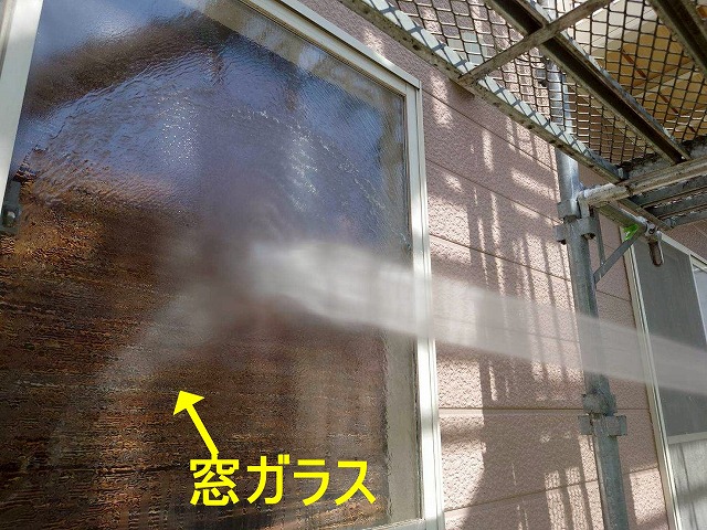 山梨市で塗装前の住宅に高圧洗浄を行う様子（窓ガラスの洗浄）