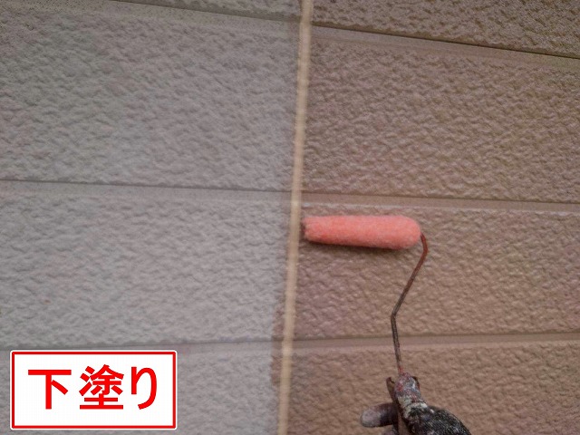 山梨市でサイディング外壁に無機塗料でカラーチェンジする様子（シーラーで下塗り）