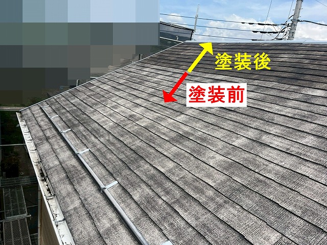 山梨市でコロニアル屋根（スレート屋根）の無機塗装（下塗り）を行う様子