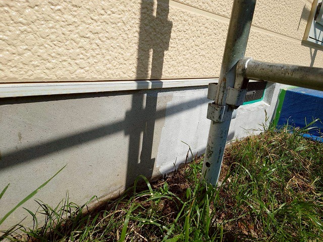 山梨市で住宅の基礎巾木を専用塗料で塗装する様子
