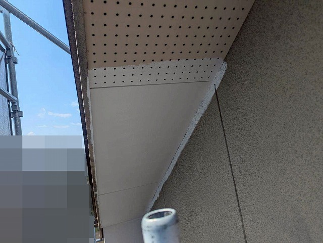 南アルプス市で軒天をケンエース塗料で塗装する様子（ローラーで平面を塗装）