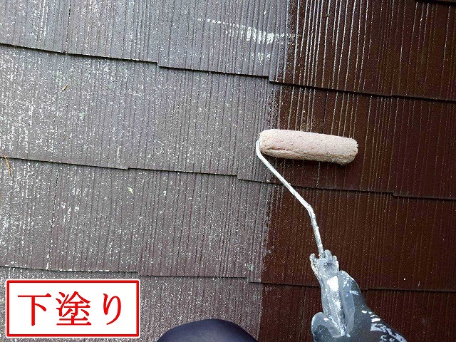 屋根の下塗り作業