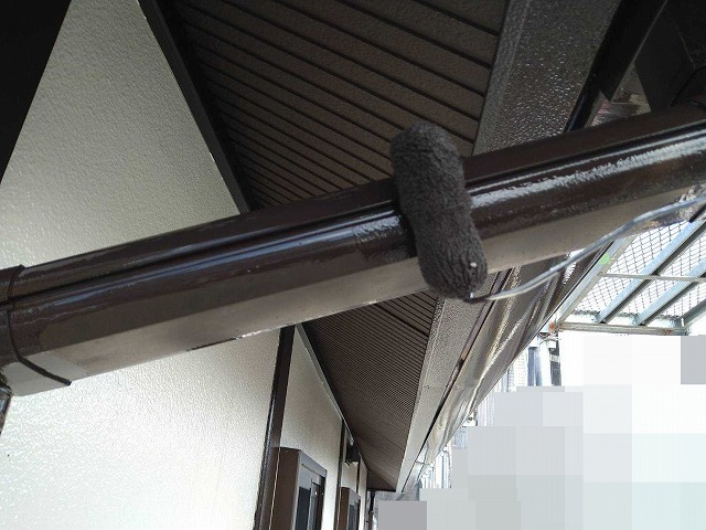 甲府市で雨樋にシリコン塗料（ファインSi）を塗装する様子
