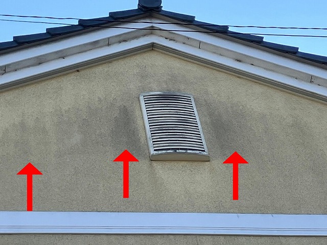 笛吹市でモルタル外壁に黒ずみ（カビ）が発生した写真