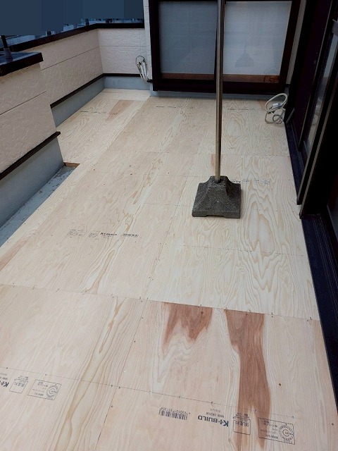 笛吹市でベランダ（バルコニー）にコンパネを設置する様子