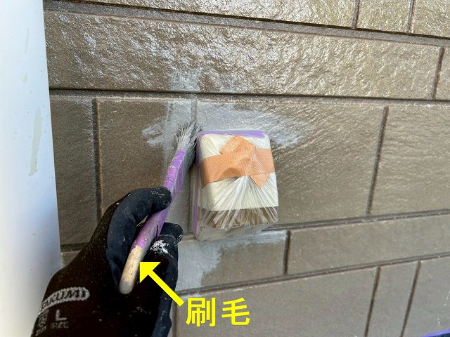 南アルプス市でサイディング外壁塗装の中塗り（仕上げ塗装1回目）の様子