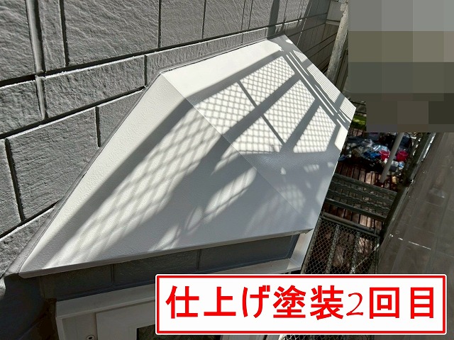 南アルプス市で付帯部（出窓の屋根）を塗装メンテナンスする様子（仕上げ塗装）