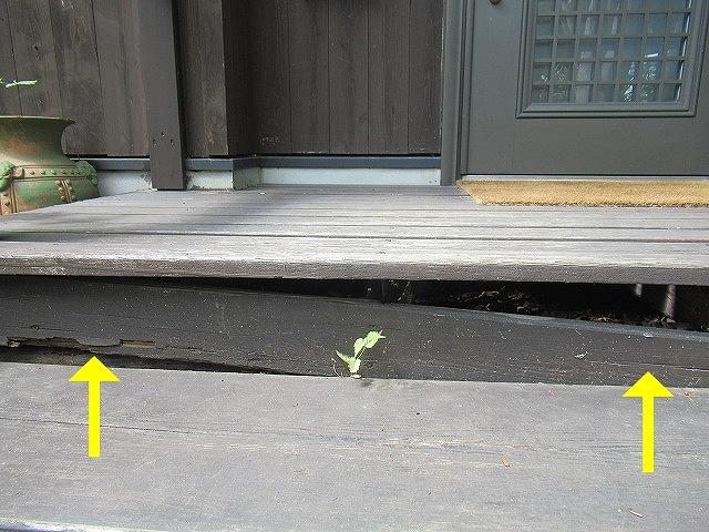 北杜市で外部にある破損した木製階段（木部階段）