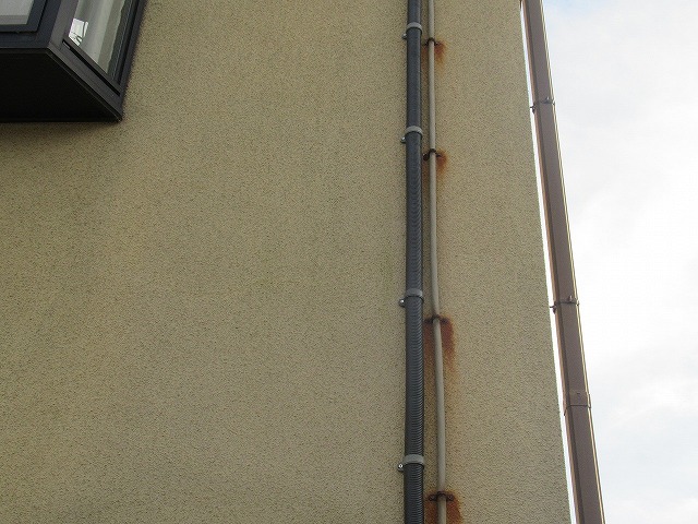 西八代郡市川三郷町でモルタル外壁にもらい錆が発生している様子