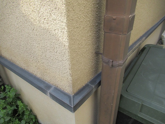 西八代郡市川三郷町で雨樋や配管が劣化してチョーキング現象が起こっている様子