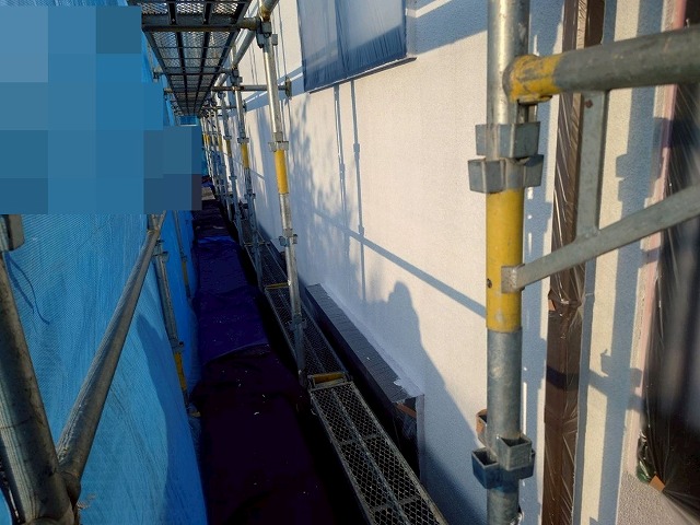 西八代郡市川三郷町でモルタル外壁塗装で、下塗り（パーフェクトフィラー）を行う様子