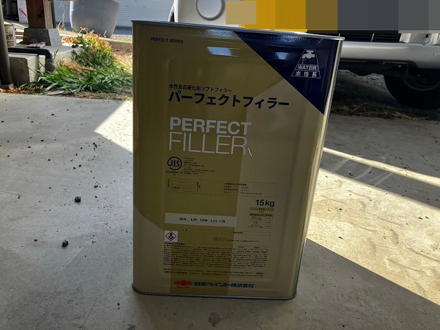 笛吹市で擁壁の塗装（下塗り）に使用したパーフェクトフィラー