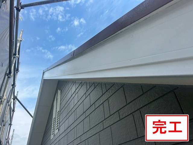 南アルプス市で経年劣化で黒ずみ・変色した破風に塗装メンテナンスを行う様子