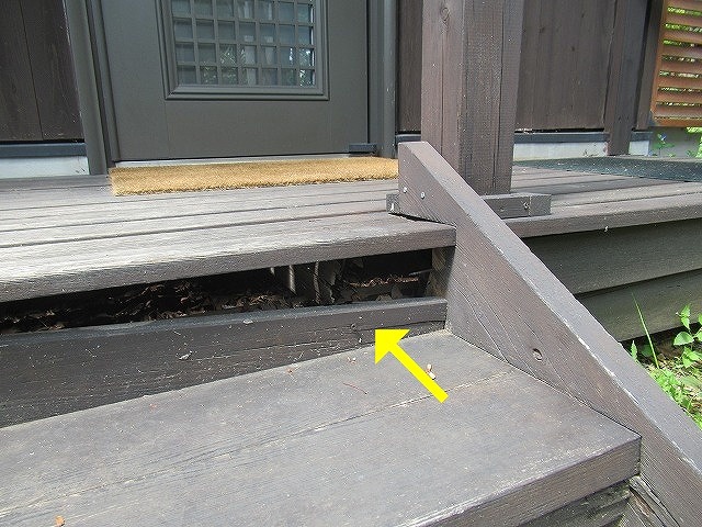 北杜市で外部にある破損した木製階段（木部階段）