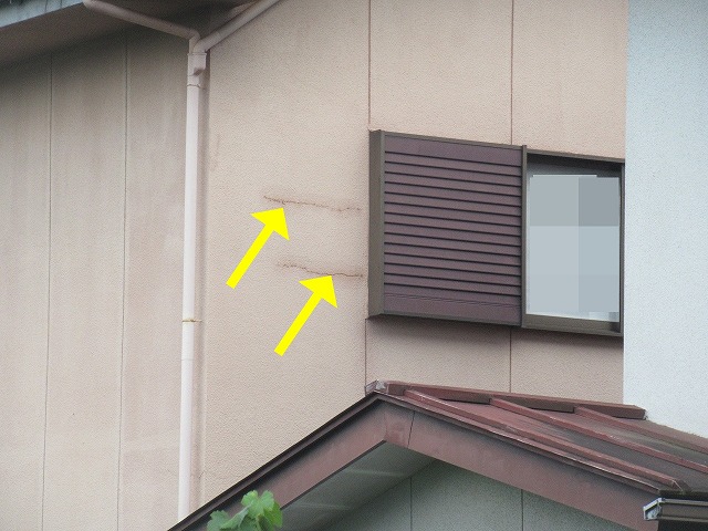 笛吹市でモルタル外壁に発生した横向きのクラックの補修跡