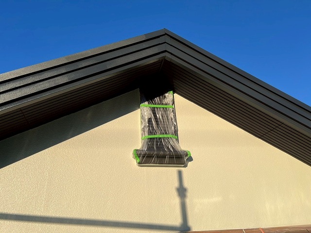 西八代郡市川三郷町で色あせた窯業系の破風を刷毛・ローラーで塗装する様子