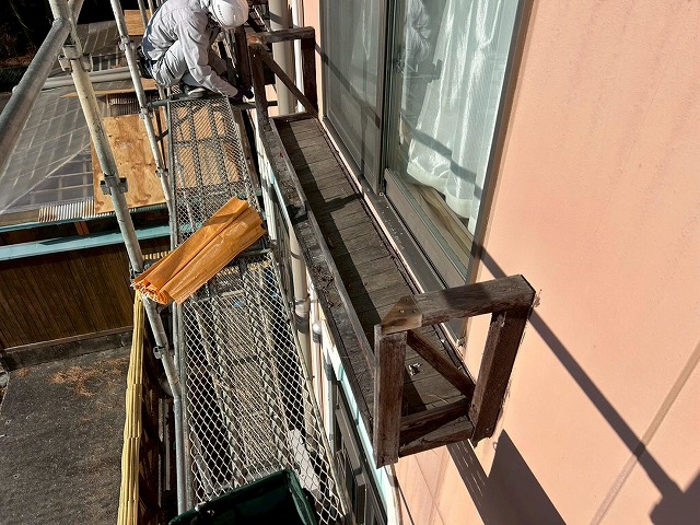 南都留郡富士河口湖町で観光ホテルの外壁塗装時に木部の窓飾りを撤去する様子