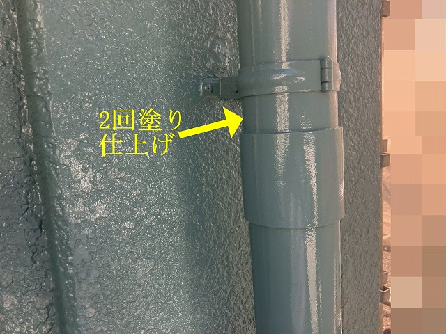 竪樋の2回塗り後