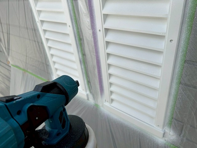 南アルプス市で黄ばみの目立つヤギリ（通気口・ガラリ・ルーバー）に吹き付け塗装を行う様子