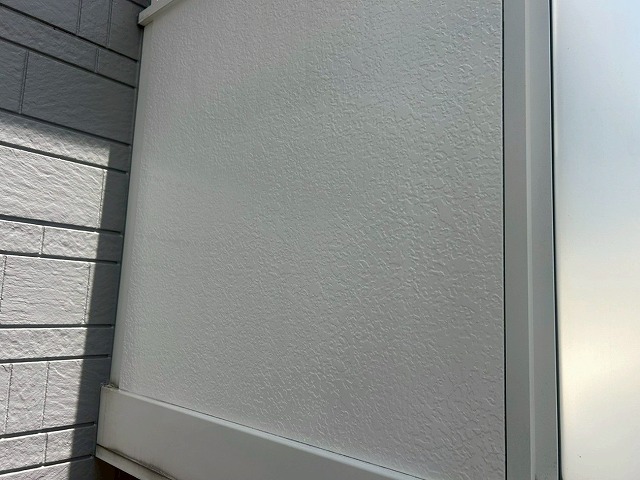 南アルプス市で黄ばみ・シミのある目隠しパネルに塗装を行う様子