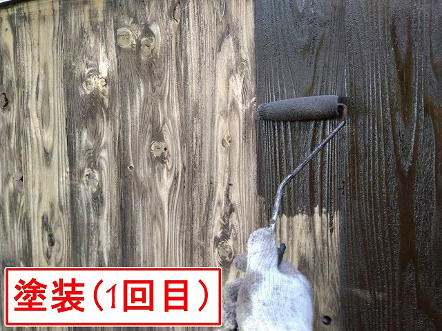 北杜市で木部外壁（木製の外壁）を塗装する際にキシラデコールで塗装を行う様子