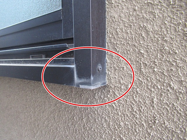 西八代郡市川三郷町で付帯部（窓枠・サッシ廻り）が色あせて変色している様子