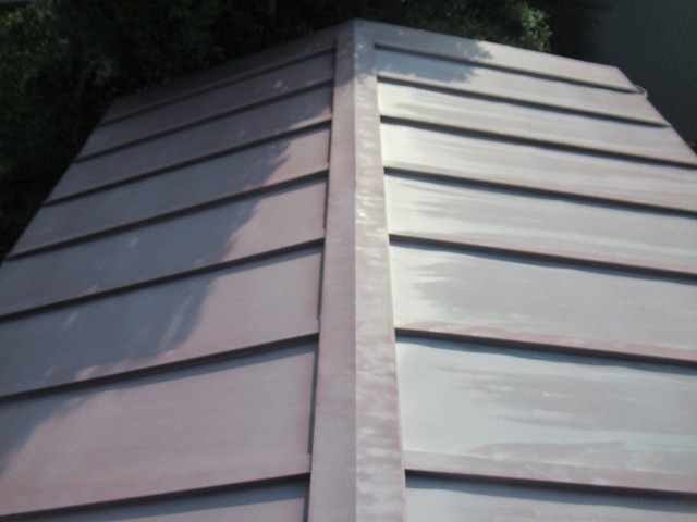 西八代郡市川三郷町で塗膜が劣化した倉庫の瓦棒葺きトタン屋根