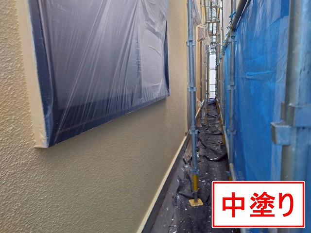 西八代郡市川三郷町でモルタル外壁塗装で、中塗り（グランセラトップ1液水性）を行う様子
