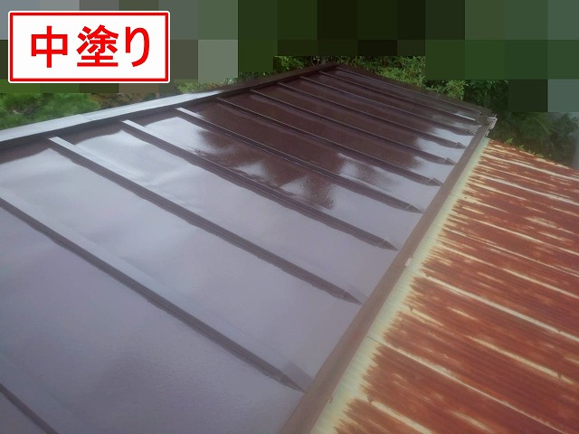 西八代郡市川三郷町で倉庫の瓦棒葺きトタン屋根を塗装する様子