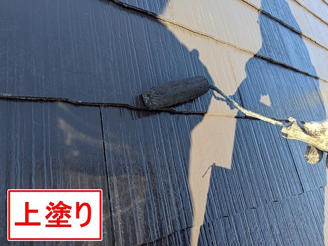 笛吹市でスレート屋根にファインパーフェクトベストで上塗り塗装を行う様子