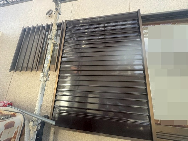 笛吹市で雨戸戸袋を高圧洗浄・ケレン作業（研磨・目粗し）・塗装する様子