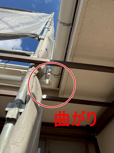 笛吹市で雨樋（軒樋・集水器）を交換の際に曲がりを設置する様子