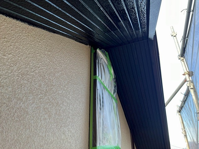 西八代郡市川三郷町で色あせた軒天にケンエース塗料で塗装する様子