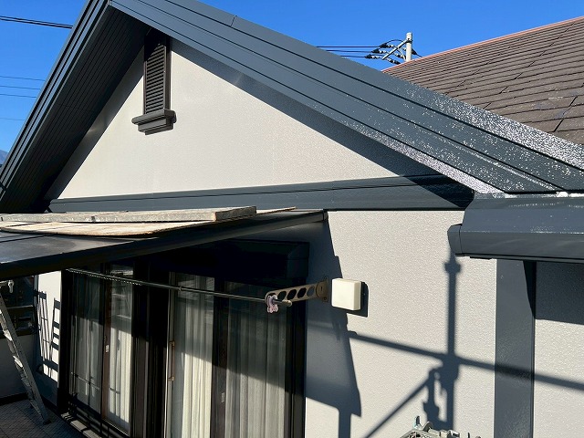 西八代郡市川三郷町でケレン作業・塗装後の窯業系の破風