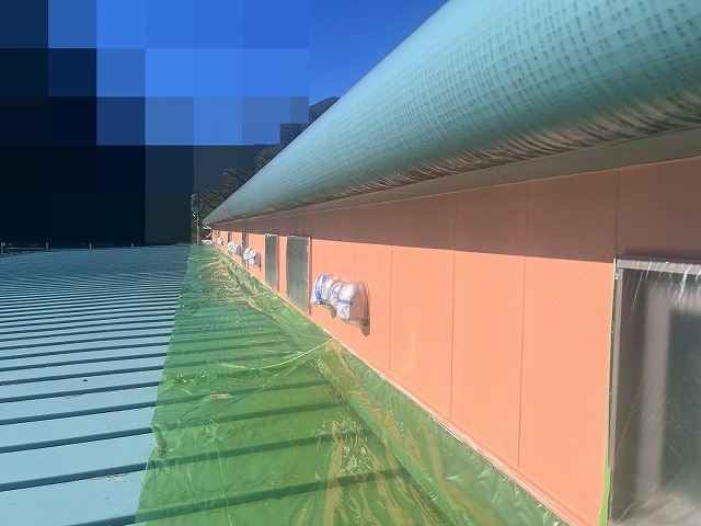 南都留郡富士河口湖町でALCパネル外壁に仕上げ塗装（中塗り）を行う様子